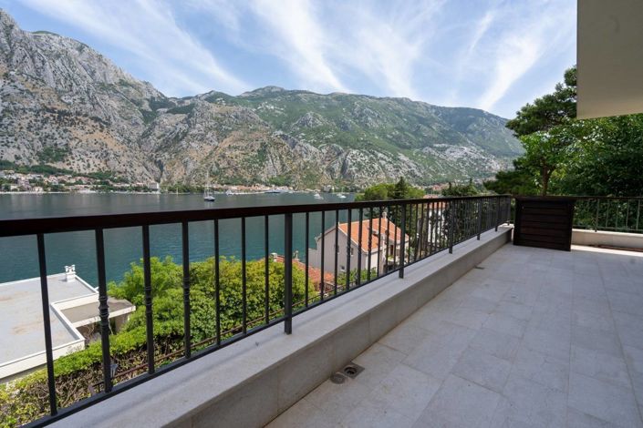 Image No.9-6 Bed Property for sale