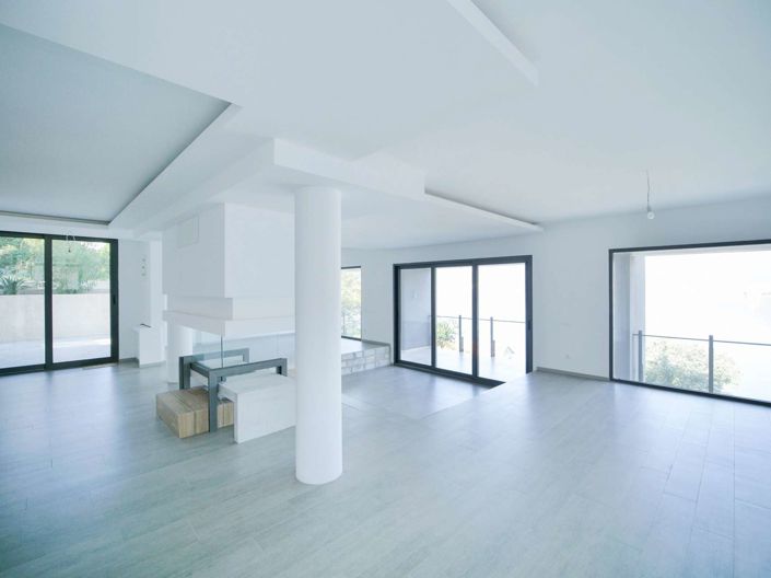 Image No.2-5 Bed Property for sale