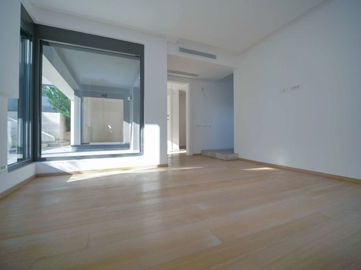 Image No.5-5 Bed Property for sale