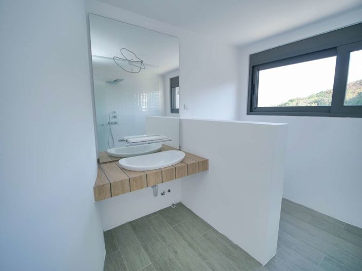 Image No.8-5 Bed Property for sale