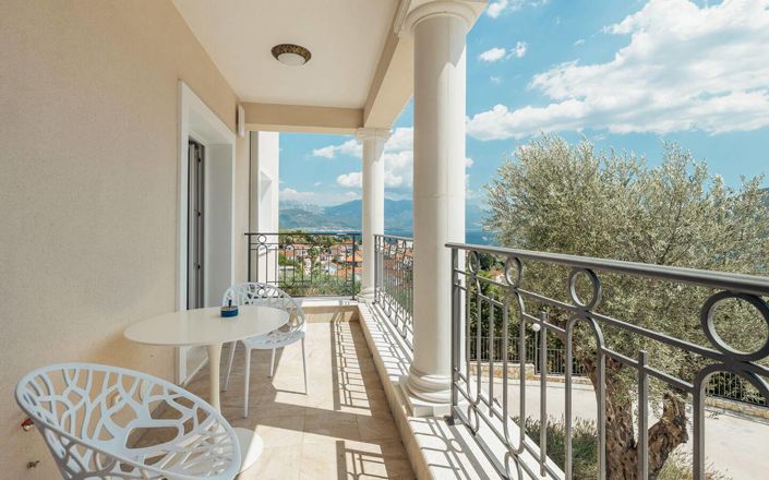 Image No.8-4 Bed Property for sale