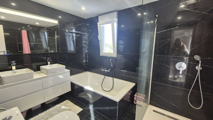 Image No.17-4 Bed Townhouse for sale