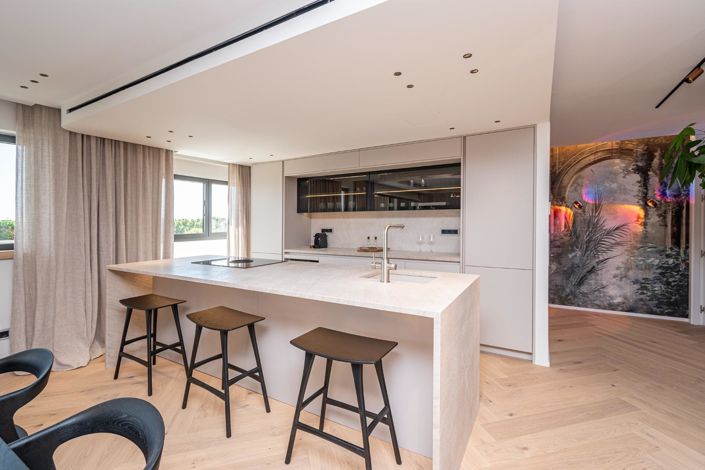 Image No.10-4 Bed Flat for sale