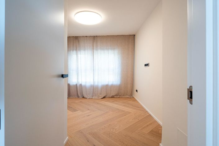 Image No.26-4 Bed Flat for sale