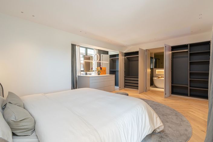 Image No.39-4 Bed Flat for sale