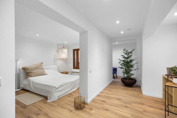 Image No.13-3 Bed Flat for sale