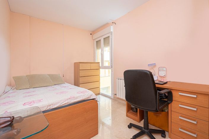 Image No.19-3 Bed Flat for sale