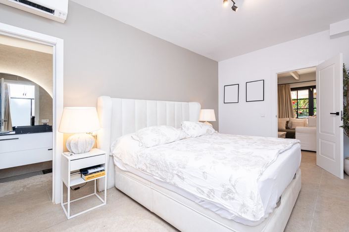 Image No.40-8 Bed Country House for sale