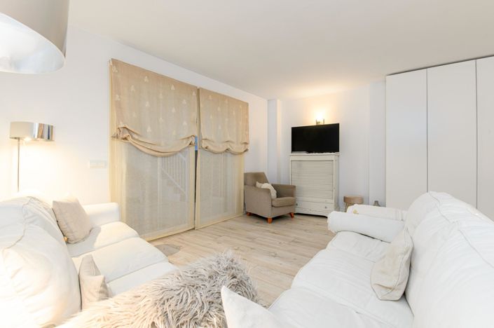 Image No.10-3 Bed Property for sale