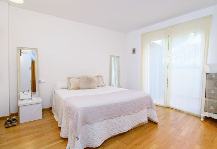 Image No.20-3 Bed Property for sale