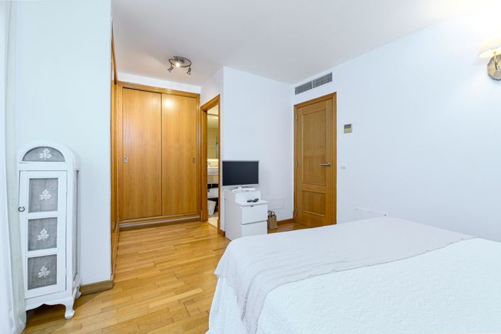 Image No.23-3 Bed Property for sale