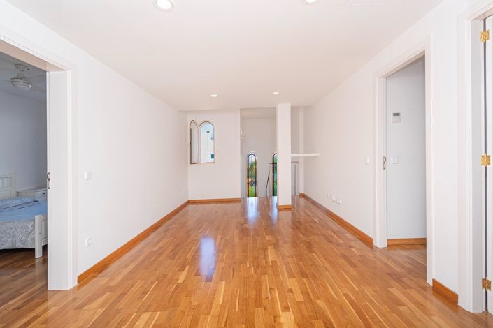 Image No.26-5 Bed Semi-Detached for sale