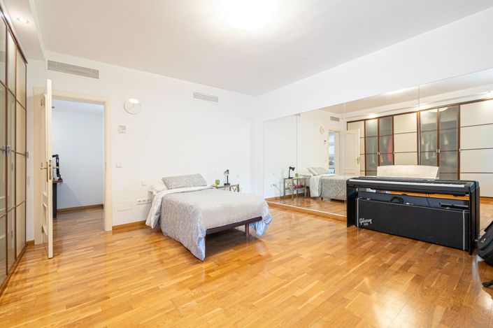 Image No.28-5 Bed Semi-Detached for sale