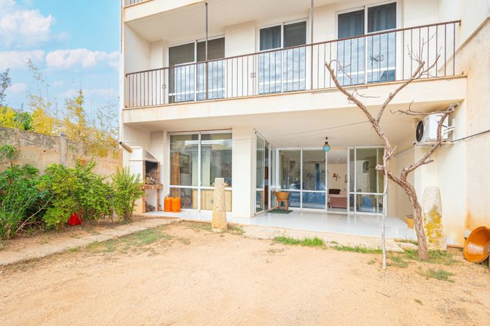 Image No.1-6 Bed Property for sale