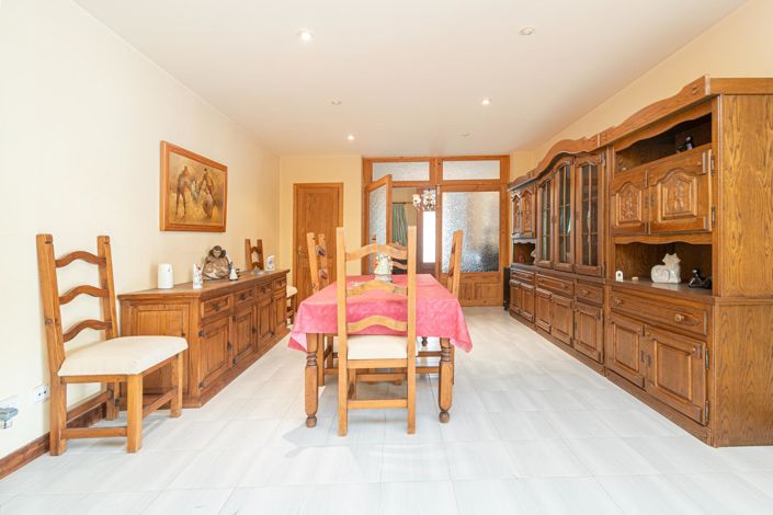 Image No.14-6 Bed Property for sale