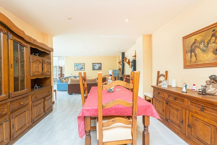 Image No.15-6 Bed Property for sale