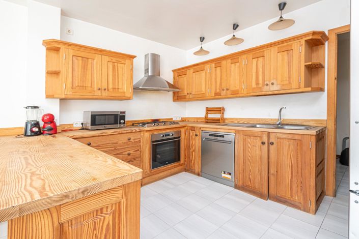 Image No.19-6 Bed Property for sale