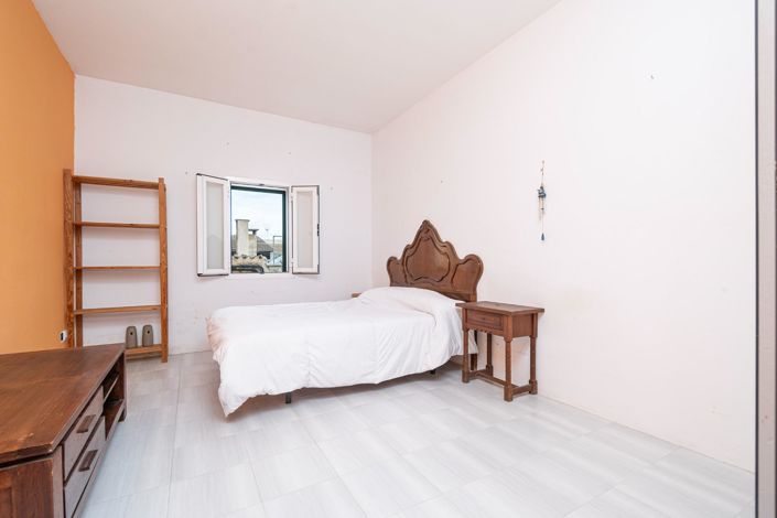 Image No.23-6 Bed Property for sale