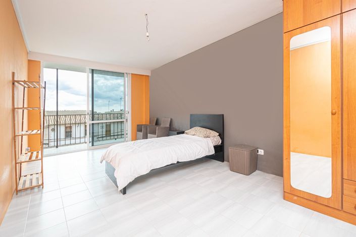 Image No.24-6 Bed Property for sale