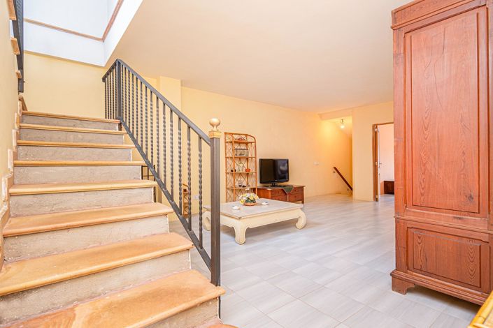 Image No.26-6 Bed Property for sale