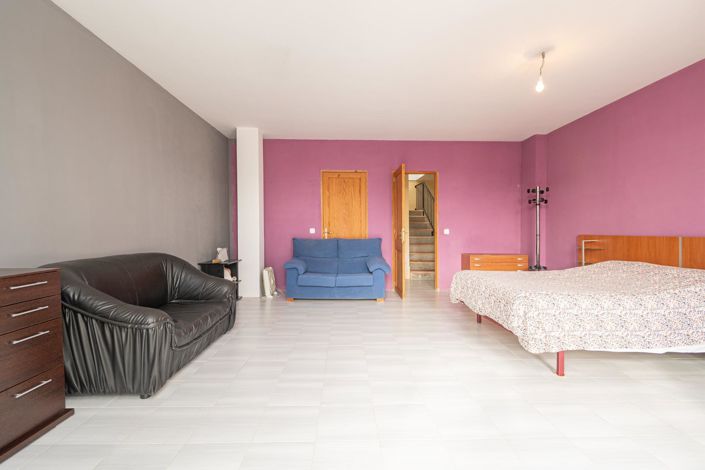 Image No.28-6 Bed Property for sale