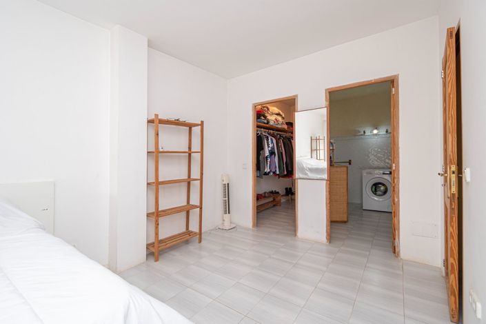 Image No.30-6 Bed Property for sale