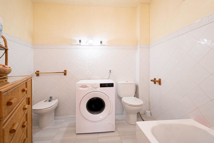 Image No.36-6 Bed Property for sale