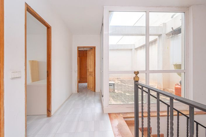 Image No.37-6 Bed Property for sale