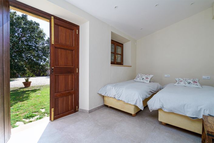 Image No.20-6 Bed Country House for sale