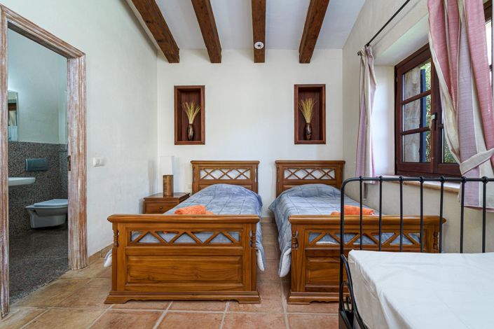 Image No.26-6 Bed Country House for sale