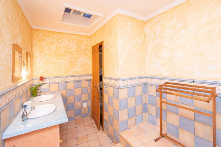 Image No.16-4 Bed Property for sale