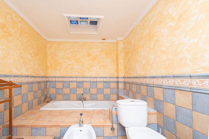 Image No.17-4 Bed Property for sale