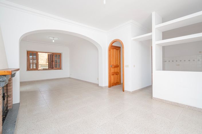 Image No.11-6 Bed House for sale