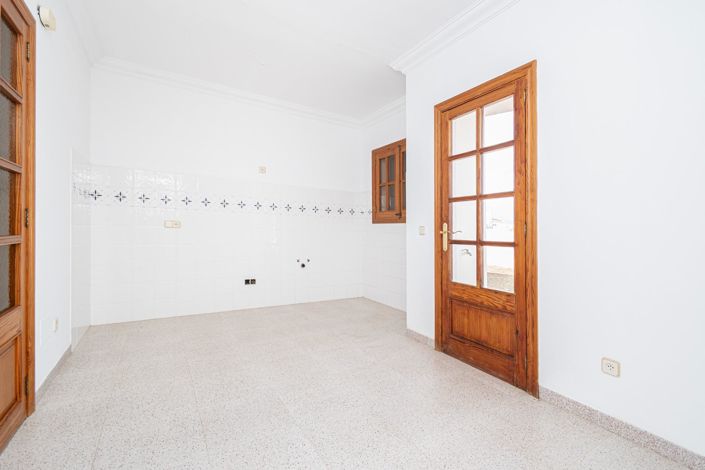 Image No.12-6 Bed House for sale