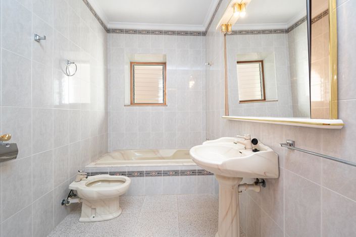 Image No.27-6 Bed House for sale