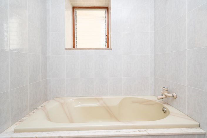 Image No.28-6 Bed House for sale