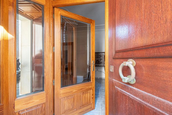 Image No.6-6 Bed House for sale