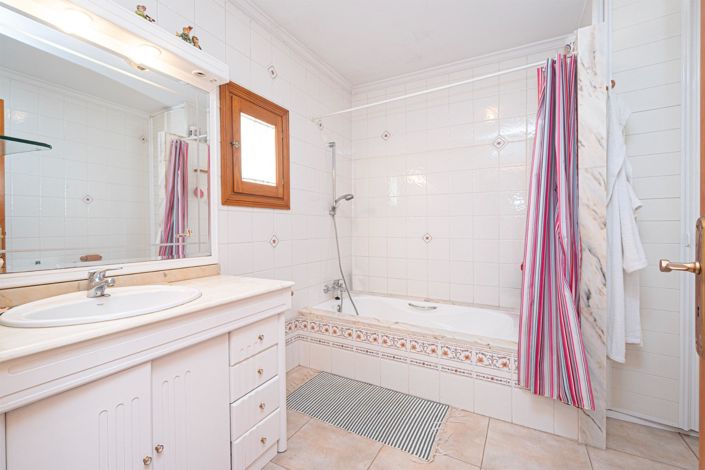 Image No.19-4 Bed House for sale