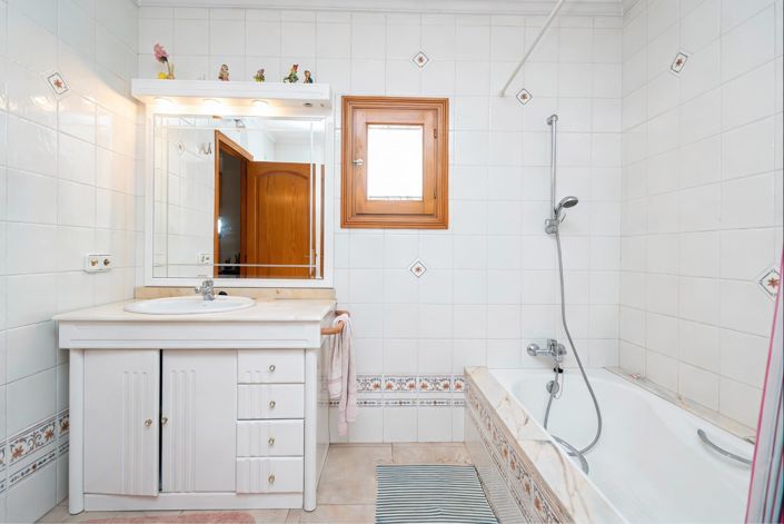 Image No.20-4 Bed House for sale