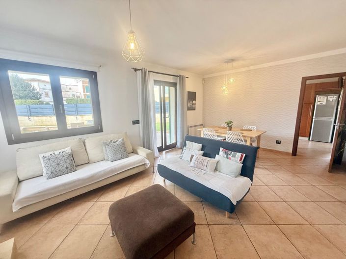 Image No.12-3 Bed Property for sale