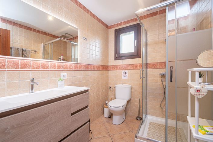 Image No.20-3 Bed Property for sale