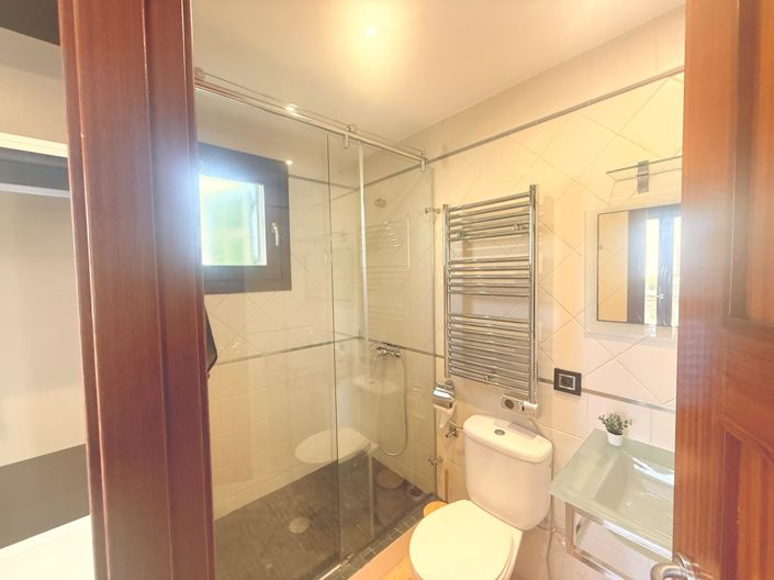 Image No.27-3 Bed Property for sale