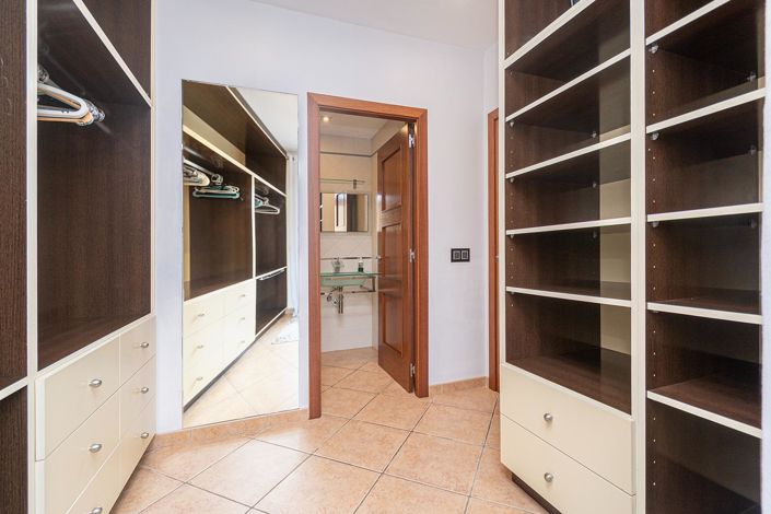 Image No.30-3 Bed Property for sale