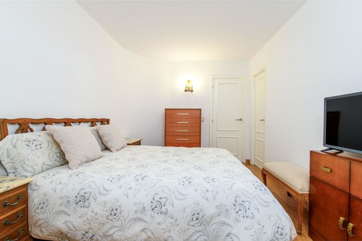 Image No.15-4 Bed Flat for sale