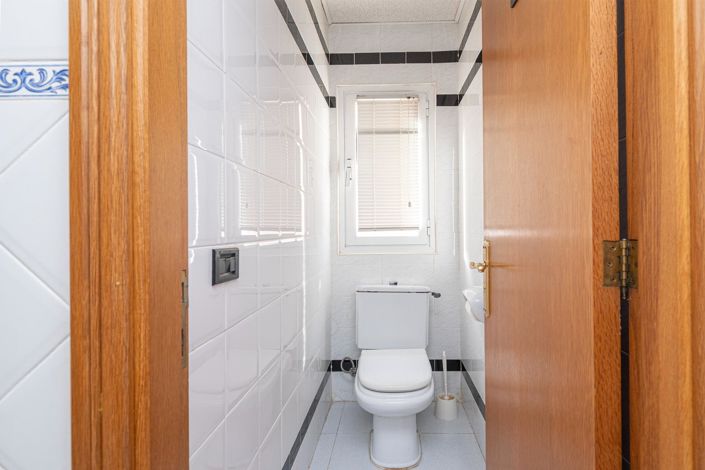 Image No.12-5 Bed Property for sale