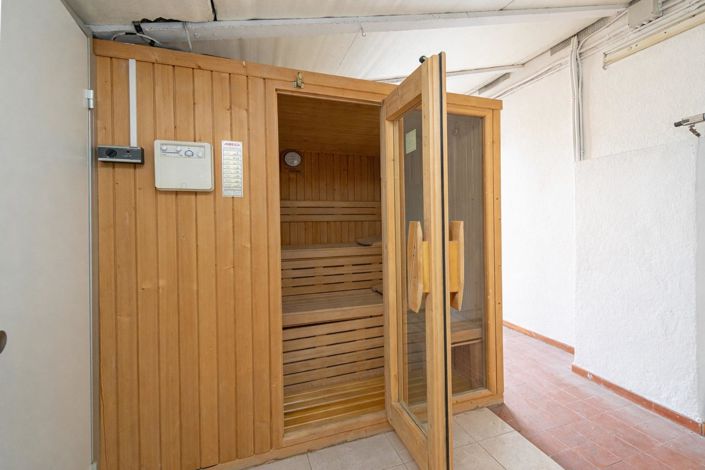 Image No.22-5 Bed Property for sale