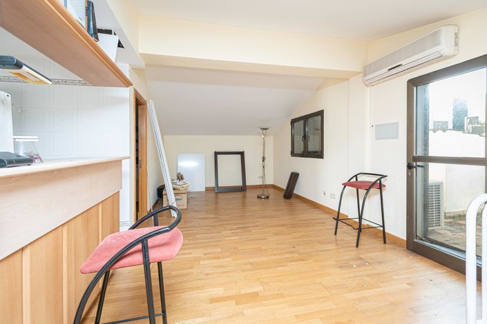 Image No.28-5 Bed Property for sale