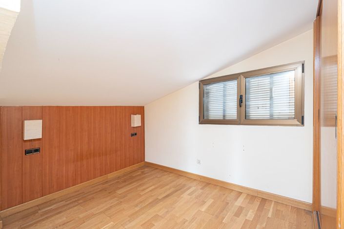 Image No.33-5 Bed Property for sale