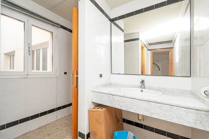 Image No.6-5 Bed Property for sale