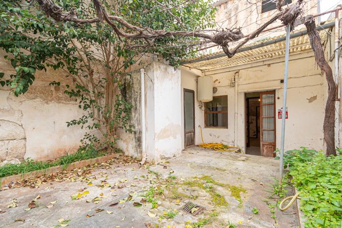 Image No.12-5 Bed Property for sale